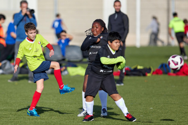 Imágenes del encuentro Amor de Dios 0 - 3 San Miguel (Aoiz) de la primera jornada del XL Torneo Interescolar.