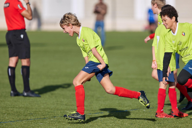 Imágenes del encuentro Amor de Dios 0 - 3 San Miguel (Aoiz) de la primera jornada del XL Torneo Interescolar.