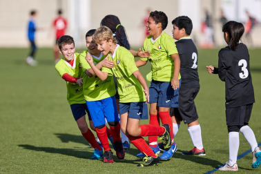 Imágenes del encuentro Amor de Dios 0 - 3 San Miguel (Aoiz) de la primera jornada del XL Torneo Interescolar.