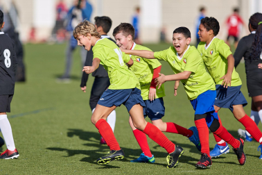 Imágenes del encuentro Amor de Dios 0 - 3 San Miguel (Aoiz) de la primera jornada del XL Torneo Interescolar.