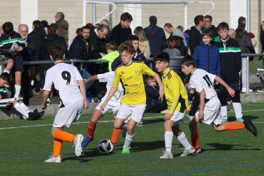 Imágenes del encuentro Ikastola Jaso 2-3 Luis Amigó de la primera jornada del XL Torneo Interescolar.