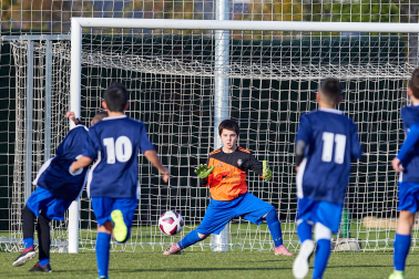 Imágenes del encuentro Teresianas 6-1 Santísimo Sacramento de la primera jornada del XL Torneo Interescolar.