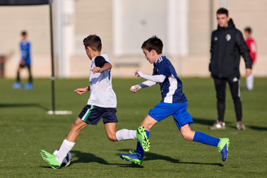 Imágenes del encuentro Teresianas 6-1 Santísimo Sacramento de la primera jornada del XL Torneo Interescolar.