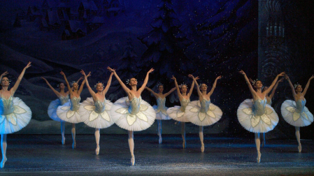 Bailarinas del Ballet Clásico Internacional, en un momento de El Cascanueces de Tchaikovsky