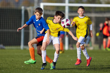 Imágenes del encuentro Bernart Etxepare 0-1 Liceo Monjardín de la segunda jornada del XL Torneo Interescolar.