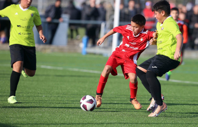 Imágenes del encuentro Marqués Real Defensa 1 - 2 Mendialdea I de la segunda jornada del XL Torneo Interescolar.
