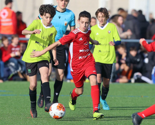 Imágenes del encuentro Marqués Real Defensa 1 - 2 Mendialdea I de la segunda jornada del XL Torneo Interescolar.