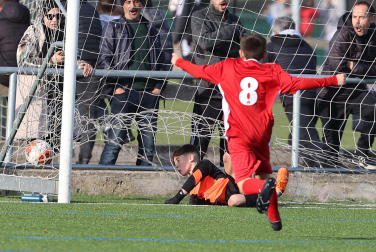 Imágenes del encuentro Marqués Real Defensa 1 - 2 Mendialdea I de la segunda jornada del XL Torneo Interescolar.