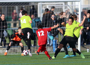 Imágenes del encuentro Marqués Real Defensa 1 - 2 Mendialdea I de la segunda jornada del XL Torneo Interescolar.