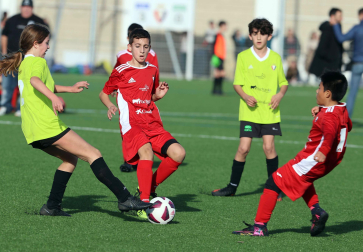 Imágenes del encuentro Marqués Real Defensa 1 - 2 Mendialdea I de la segunda jornada del XL Torneo Interescolar.