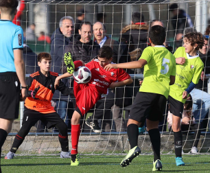 Imágenes del encuentro Marqués Real Defensa 1 - 2 Mendialdea I de la segunda jornada del XL Torneo Interescolar.