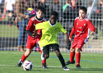 Imágenes del encuentro Marqués Real Defensa 1 - 2 Mendialdea I de la segunda jornada del XL Torneo Interescolar.
