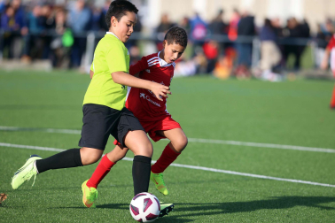 Imágenes del encuentro Marqués Real Defensa 1 - 2 Mendialdea I de la segunda jornada del XL Torneo Interescolar.