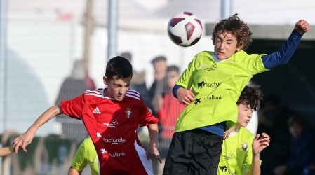 Imágenes del encuentro Marqués Real Defensa 1 - 2 Mendialdea I de la segunda jornada del XL Torneo Interescolar.