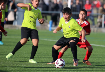 Imágenes del encuentro Marqués Real Defensa 1 - 2 Mendialdea I de la segunda jornada del XL Torneo Interescolar.