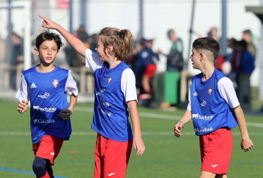 Imágenes del encuentro Mendialdea II 6 - 0 Azpilagaña de la segunda jornada del XL Torneo Interescolar.
