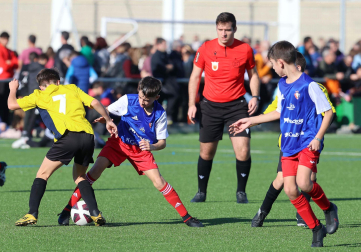 Imágenes del encuentro Mendialdea II 6 - 0 Azpilagaña de la segunda jornada del XL Torneo Interescolar.