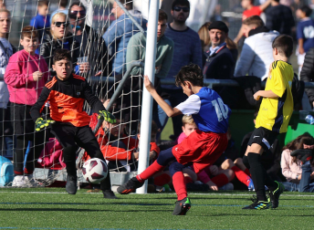 Imágenes del encuentro Mendialdea II 6 - 0 Azpilagaña de la segunda jornada del XL Torneo Interescolar.