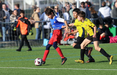 Imágenes del encuentro Mendialdea II 6 - 0 Azpilagaña de la segunda jornada del XL Torneo Interescolar.