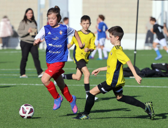 Imágenes del encuentro Mendialdea II 6 - 0 Azpilagaña de la segunda jornada del XL Torneo Interescolar.