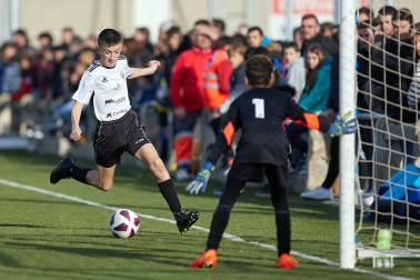 Imágenes del encuentro Ikastola Lizarra 1-9 Atargi de la segunda jornada del XL Torneo Interescolar.