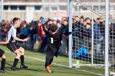 Imágenes del encuentro Ikastola Lizarra 1-9 Atargi de la segunda jornada del XL Torneo Interescolar.