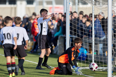Imágenes del encuentro Ikastola Lizarra 1-9 Atargi de la segunda jornada del XL Torneo Interescolar.