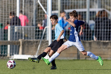 Imágenes del encuentro Doña Mayor 2-4 San Miguel (Noáin) de la segunda jornada del XL Torneo Interescolar.