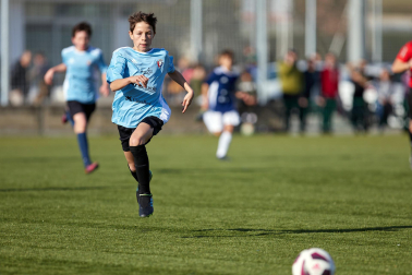Imágenes del encuentro Doña Mayor 2-4 San Miguel (Noáin) de la segunda jornada del XL Torneo Interescolar.