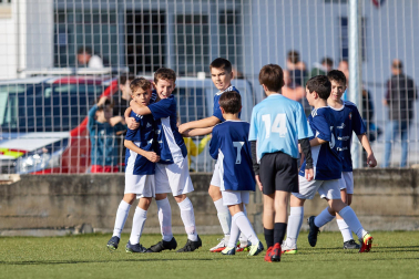 Imágenes del encuentro Doña Mayor 2-4 San Miguel (Noáin) de la segunda jornada del XL Torneo Interescolar.