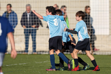 Imágenes del encuentro Doña Mayor 2-4 San Miguel (Noáin) de la segunda jornada del XL Torneo Interescolar.
