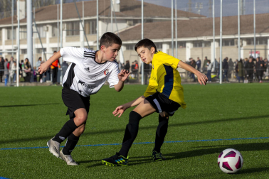 Imágenes del encuentro Azpilagaña 0-5 Atargi de la cuarta jornada del XL Torneo Interescolar.
