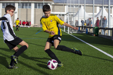 Imágenes del encuentro Azpilagaña 0-5 Atargi de la cuarta jornada del XL Torneo Interescolar.