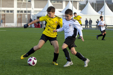 Imágenes del encuentro Azpilagaña 0-5 Atargi de la cuarta jornada del XL Torneo Interescolar.