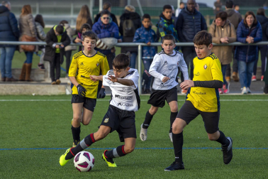 Imágenes del encuentro Azpilagaña 0-5 Atargi de la cuarta jornada del XL Torneo Interescolar.