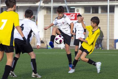 Imágenes del encuentro Azpilagaña 0-5 Atargi de la cuarta jornada del XL Torneo Interescolar.
