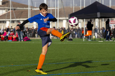 Imágenes del encuentro Mendialdea 3-3 Liceo Monjardín de la cuarta jornada del XL Torneo Interescolar.