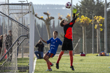 Imágenes del encuentro Mendialdea 3-3 Liceo Monjardín de la cuarta jornada del XL Torneo Interescolar.