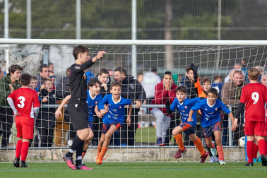 Imágenes del encuentro Mendialdea 3-3 Liceo Monjardín de la cuarta jornada del XL Torneo Interescolar.