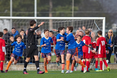 Imágenes del encuentro Mendialdea 3-3 Liceo Monjardín de la cuarta jornada del XL Torneo Interescolar.