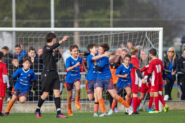 Imágenes del encuentro Mendialdea 3-3 Liceo Monjardín de la cuarta jornada del XL Torneo Interescolar.