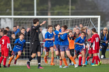 Imágenes del encuentro Mendialdea 3-3 Liceo Monjardín de la cuarta jornada del XL Torneo Interescolar.