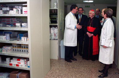 Joseph Ratzinger, durante su visita a la Clínica Universidad de Navarra