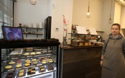 Ana Zabalza, junto a los brownies, cookies y bizcochos de Coketto's, en la avenida Sancho el Fuerte