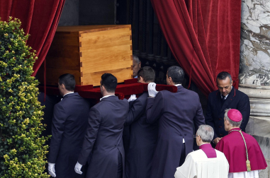 El funeral de Benedicto XVI, en imágenes