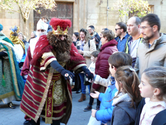 Los eyes Magos entran en Pamplona y acuden al Ayuntamiento a saludar al alcalde y a los niños pamploneses.