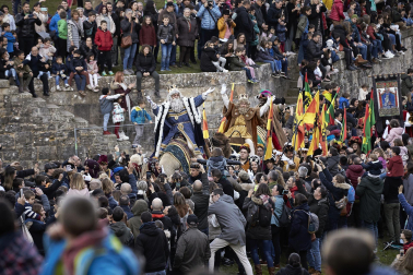 Los eyes Magos entran en Pamplona y acuden al Ayuntamiento a saludar al alcalde y a los niños pamploneses.