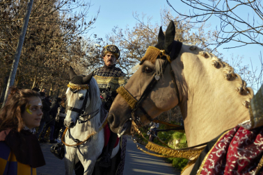 Los eyes Magos entran en Pamplona y acuden al Ayuntamiento a saludar al alcalde y a los niños pamploneses.