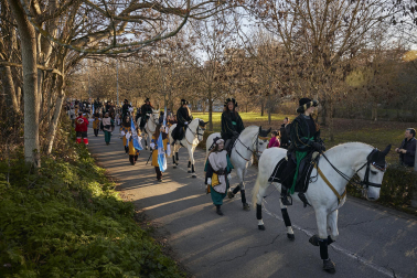 Los eyes Magos entran en Pamplona y acuden al Ayuntamiento a saludar al alcalde y a los niños pamploneses.