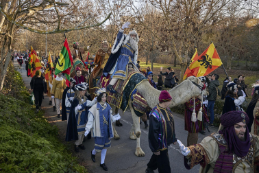 Los eyes Magos entran en Pamplona y acuden al Ayuntamiento a saludar al alcalde y a los niños pamploneses.